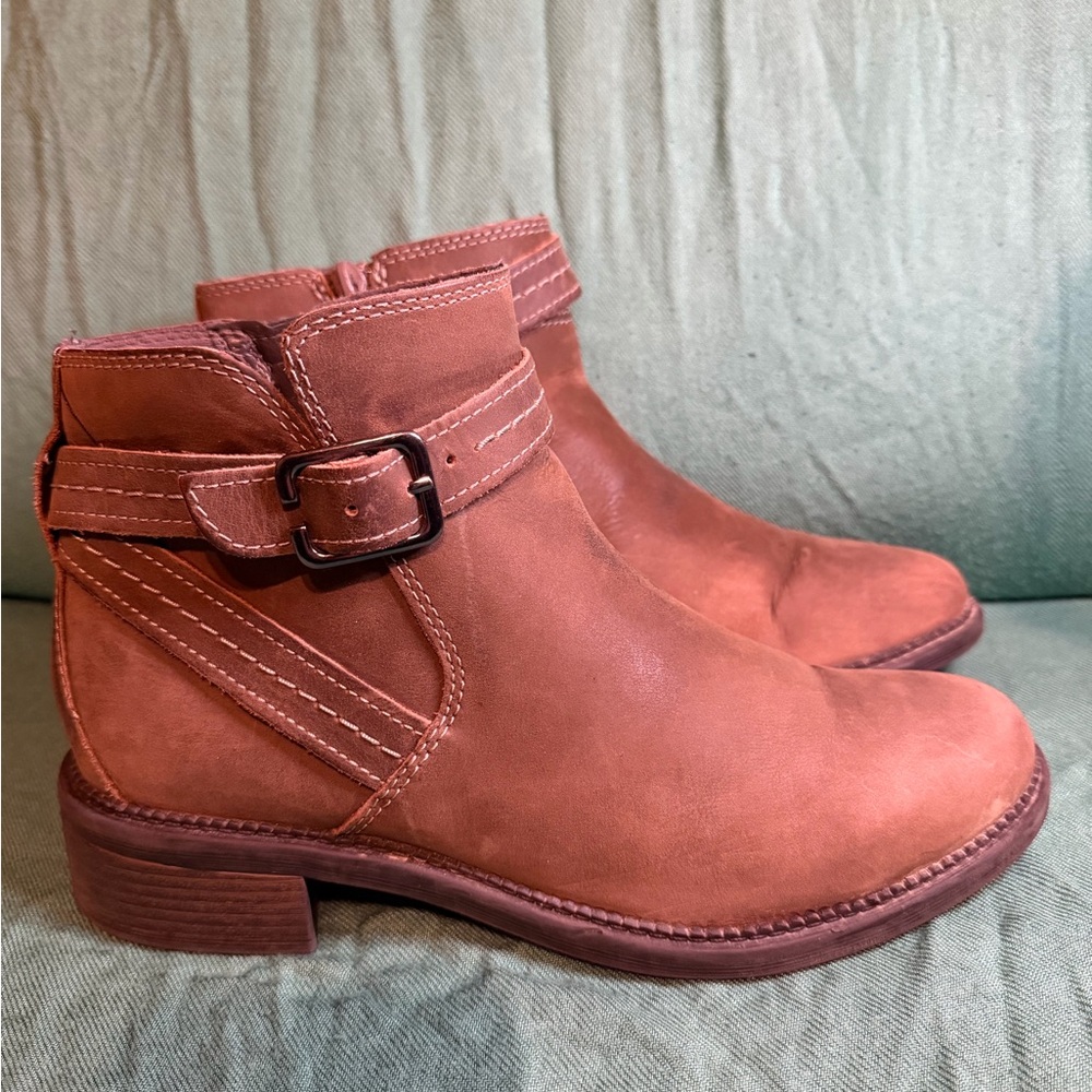 Clarks Women's Rust Brown Suede Ankle Booties with Buckle l